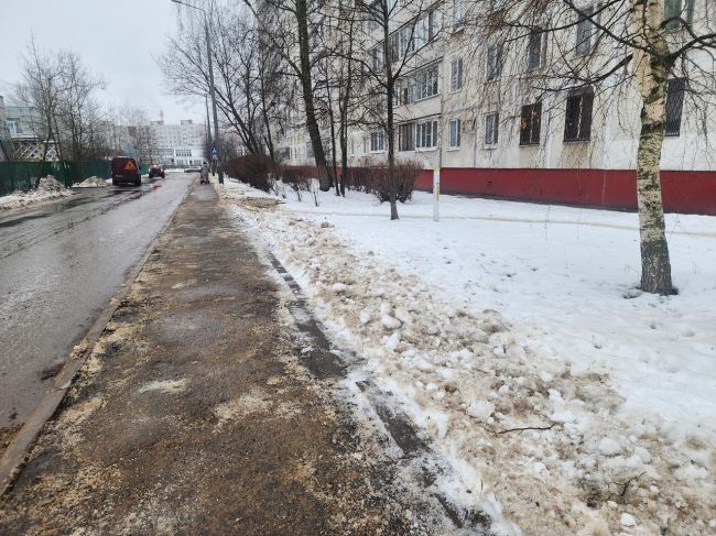 ✅Коммунальщики приводят тротуары в порядок.
Около детского сада «Алёнушка» грейдер и погрузчик вывезли..