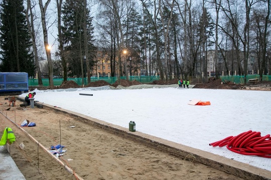 👷‍♂ В коломенском парке Мира продолжается монтаж катка с искусственным покрытием. Ледовая коробка здесь..