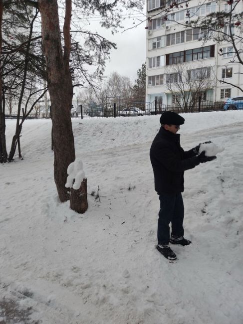 Уже не первый год, в парке Сосенки ,мужчина делает вот такие снежные фигурки! Детишки очень 
рады. Спасибо вам,..