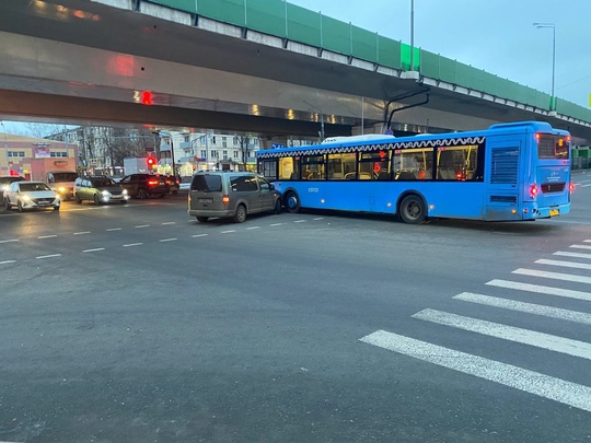 ❗В районе станции метро «Щелковская» произошло ДТП под мостом в сторону Москвы. 
«Туда лучше не ехать, всё..