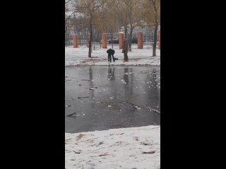 В нашем парке есть 2 маленьких пруда!  Ребята постоянно пытаются разбить лёд палками, ногами, самокатами,..