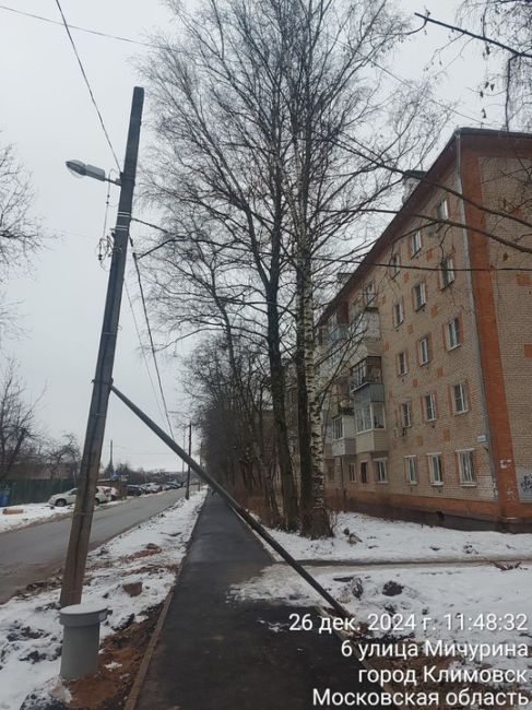 Приключения столбов в Подольске продолжаются. Во время работ по замене магистралей тяжелой техникой..