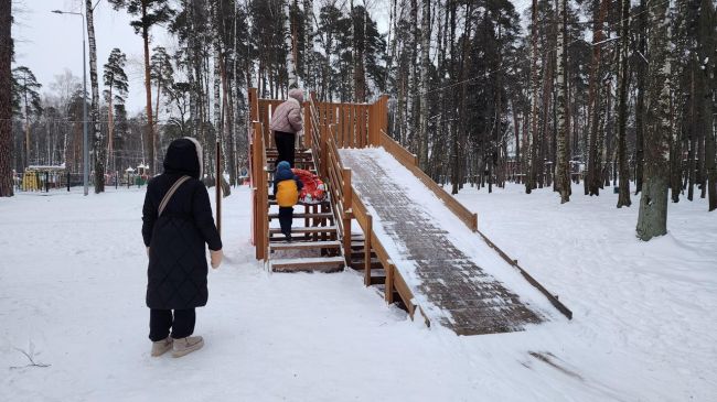 🔥В Центральном парке уже можно кататься с горок. Их две: для ледянок и ватрушек.  Высота большой горки..