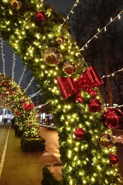 Новогодние декорации в Сокольниках 🎄.  Фото: Ксения..