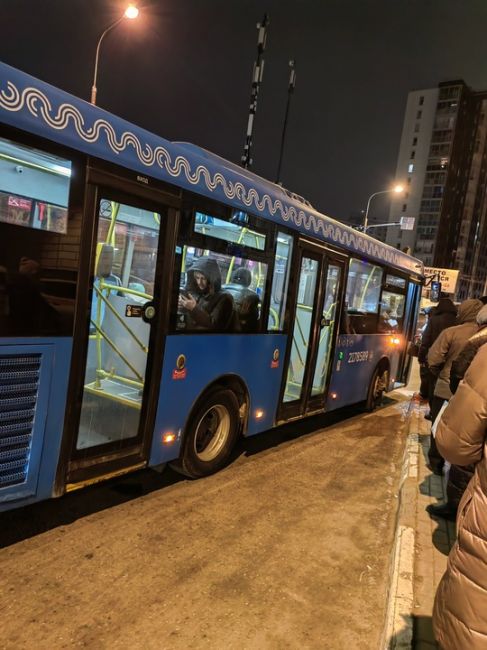 Доброе утро уважаемые соседи! Придя сегодня на остановку в 7:05 была крайне удивлена 1020 автобус. Какое счастье!..