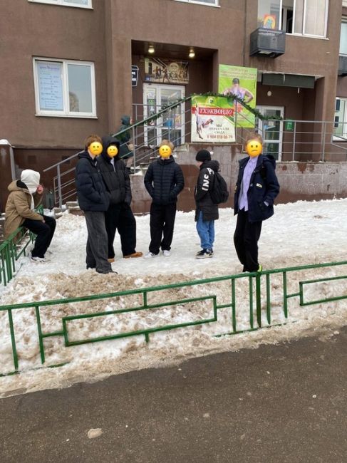 Никогда не писала никуда, но тут уже не выдержала. Подростки издевались, кидались глыбами снега в человека,..