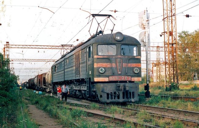 Электровоз ВЛ8-787 возле станции Одинцово. 10 августа 1994..