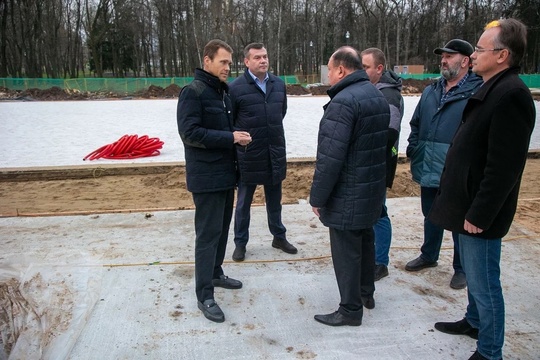 👷‍♂ В коломенском парке Мира продолжается монтаж катка с искусственным покрытием. Ледовая коробка здесь..