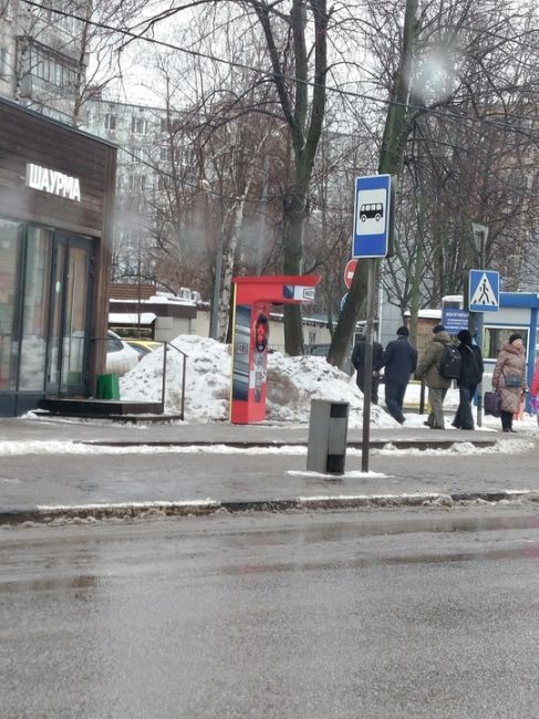 Жители: “нужно больше хорошего транспорта "🤚🤚
Администрация: “ ну побейте грушу пока ждёте транспорт “..