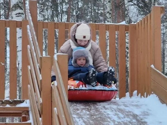 В Центральном парке Ногинска можно покататься на ватрушках и ледянках.  В Центральном парке Ногинска с..