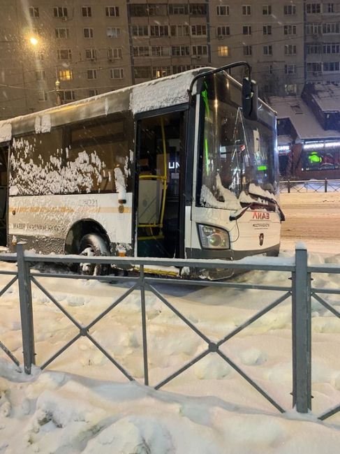 Автобус уже не известно сколько здесь стоит, и без водителя, кто знает что с..