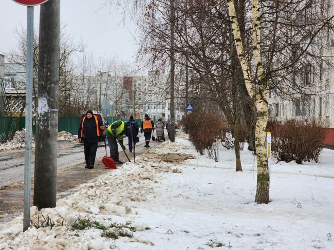 ✅Коммунальщики приводят тротуары в порядок.
Около детского сада «Алёнушка» грейдер и погрузчик вывезли..