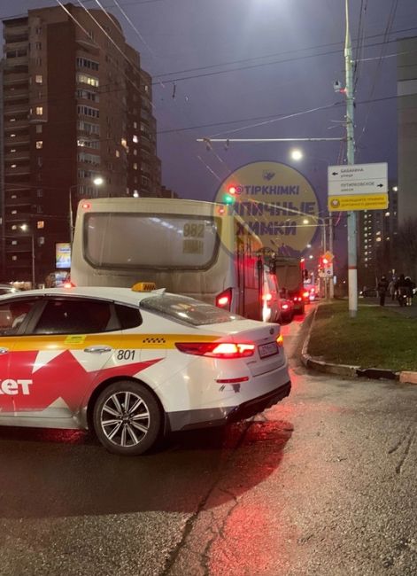 А вот теперь МКАД перекрыли 🤬
По всем Химкам опять лютые..