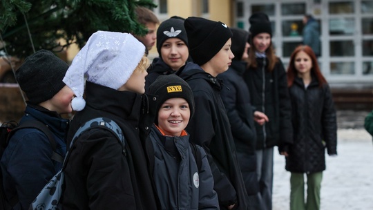 В преддверии Нового года юные подопечные семейного центра «Мытищинский» получили сладкие подарки. В роли..