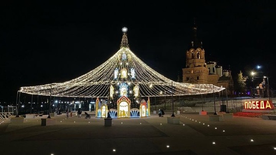 🎄 Праздник приближается! На площади Победы установили настоящую красавицу – главную ёлку города!..