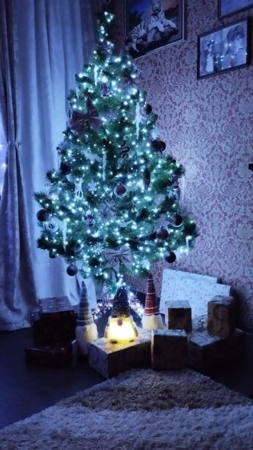 А вы уже нарядили ёлку? 🎄  Делимся фотографиями в..