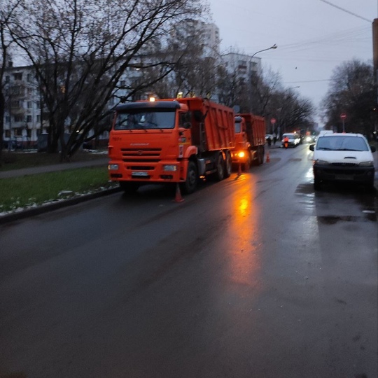 Жители Перово жалуются на то, что местные власти принялись перекладывать недавно уложенный идеальный..