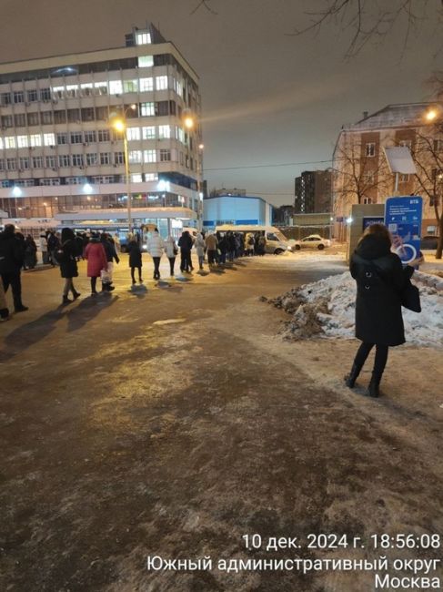 Ситуация на маршруте 1020 остаётся без изменений. В один кадр даже с большого расстояния очередь не..