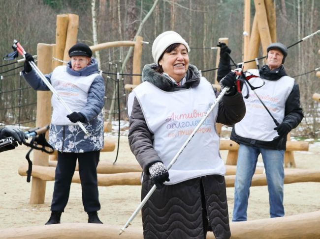 Скандинавские ходоки в Пушкино начали свои прогулки в новом лесопарке под названием «Северный».  Фото:..