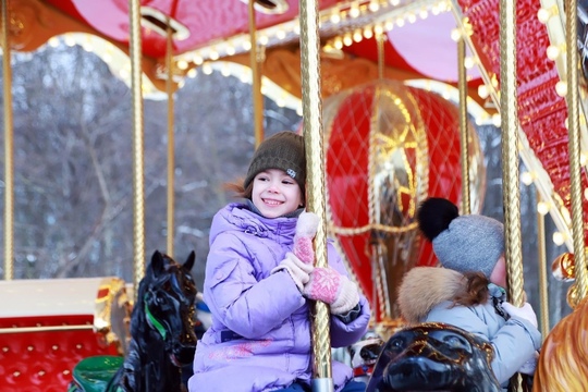 В Подмосковье можно бесплатно прокатиться на уникальных детских каруселях 🎠 
🟦в Воскресенском парке..