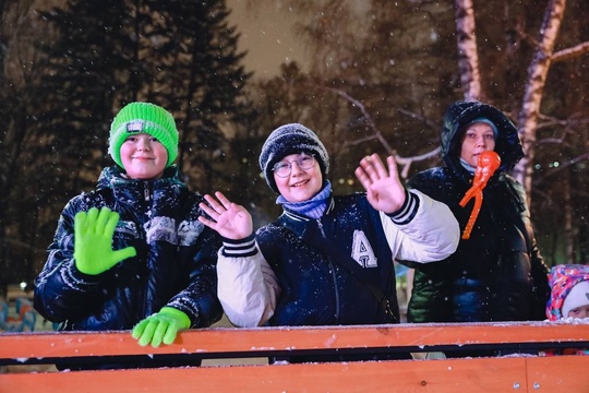 Моменты с сегодняшнего официального открытия Театрального катка на ул.Калинина..