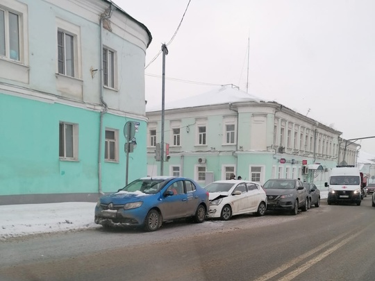 ⚡⚡⚡ В Старой Коломне на улице Октябрьской Революции около центральной почты произошло массовое ДТП -..