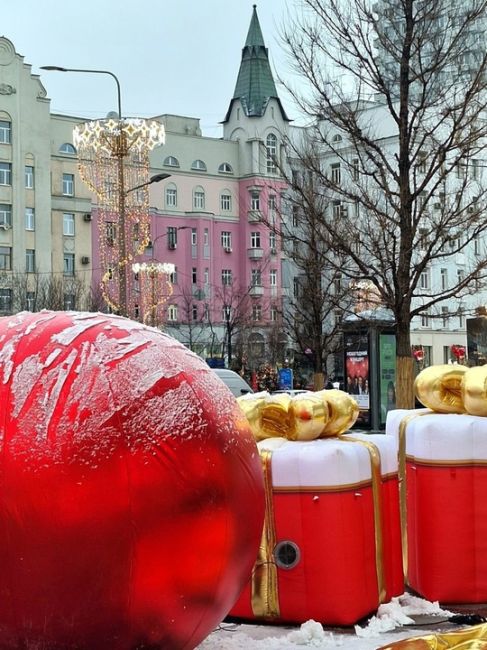 Новогодние декорации на Новом Арбате  Фото: Игорь..