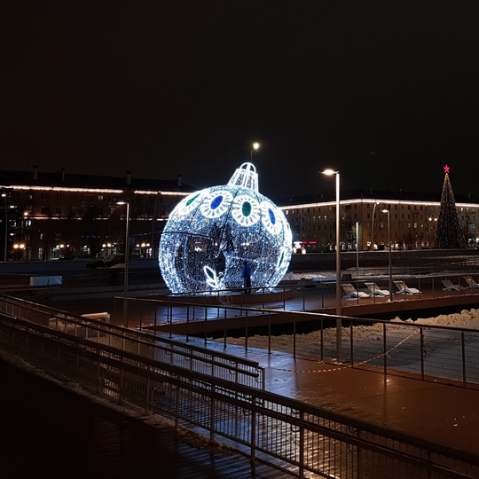 ✨ Электросталь преображается в преддверии Нового года.
Около ЛДС «Кристалл» и центрального пруда..