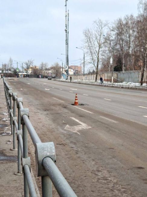 Водители, аккуратнее. На Ракетостроителей 2 конуса на ливневках (направление к Лихачевскому..