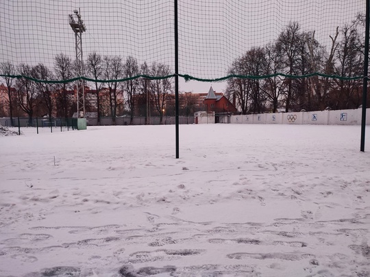 ⛸ В коломенском парке Мира продолжается монтаж катка с искусственным покрытием. Ледовая арена готовится к..