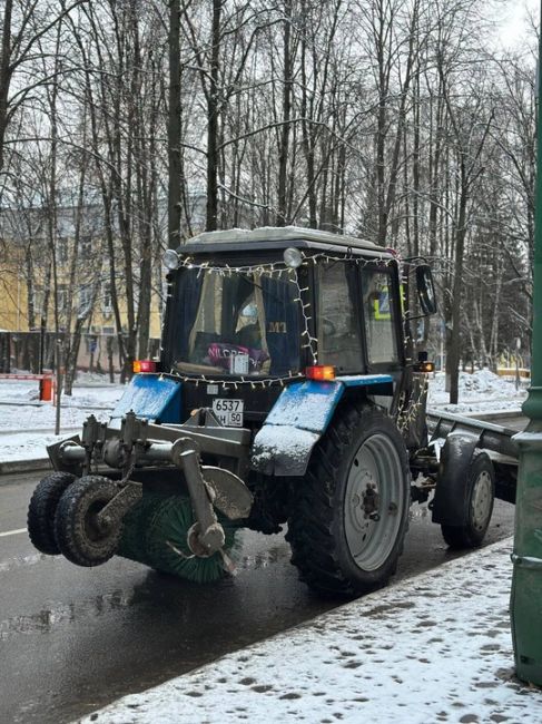 Химкинские коммунальщики решили не отставать от трендов и тоже нарядили трактор гирляндой..