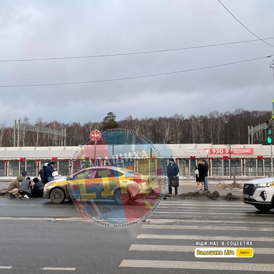 Таксист сбил женщину на пешеходном переходе у станции..