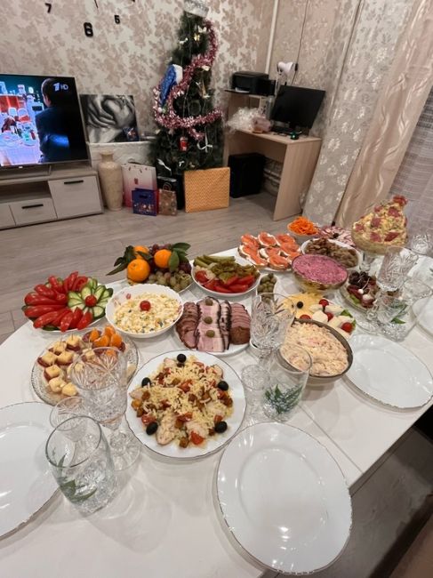 Балашихинцы, делимся своим новогодним столом в комментариях 🍾🥂🍮  Чей новогодний стол наберет больше..