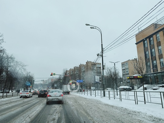 Дорожники ликвидируют последствия снегопада в Одинцовском округе ❄️  Пресс-служба администрации заявила,..