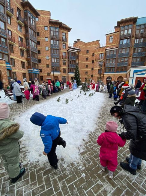 ❗️Вчера, 29 декабря, самые маленькие жители ЖК «Лесобережный» встречали Деда Мороза.  По нашей доброй..