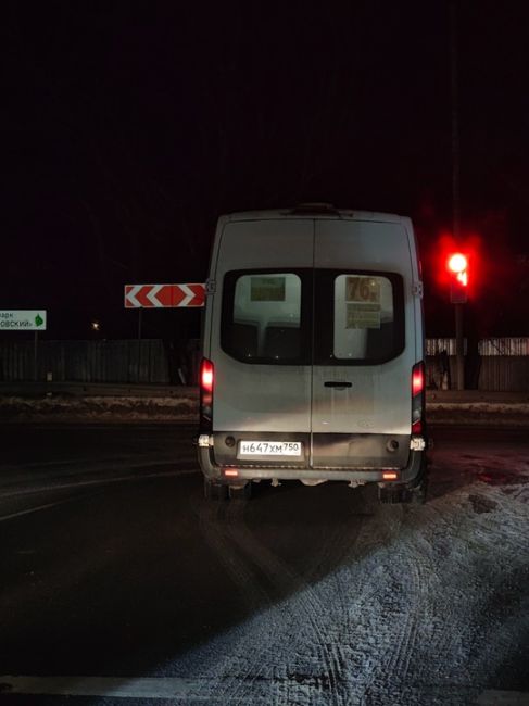 Водитель маршрутки 2-ды пытался спровоцировать аварийную ситуацию, подрезая на выездах с остановок и..