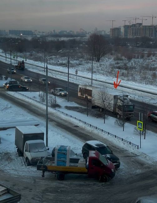 55.915011, 37.708598 улица Борисовка, напротив дома 14. 
Здравствуйте! Куда можно обратиться. Сегодня с утра (первое..