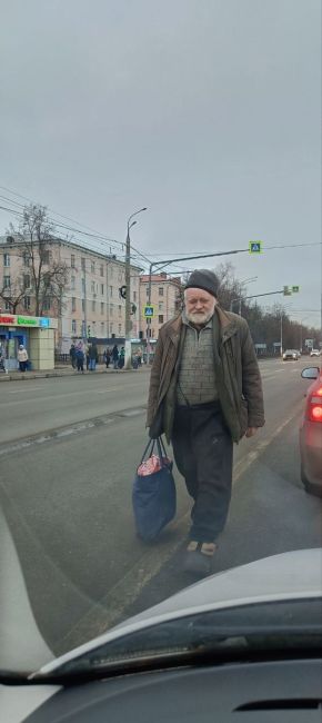 На Кирова без изменений. Дедушка продолжает ходить по проезжей части. В декабре световой день короткий...