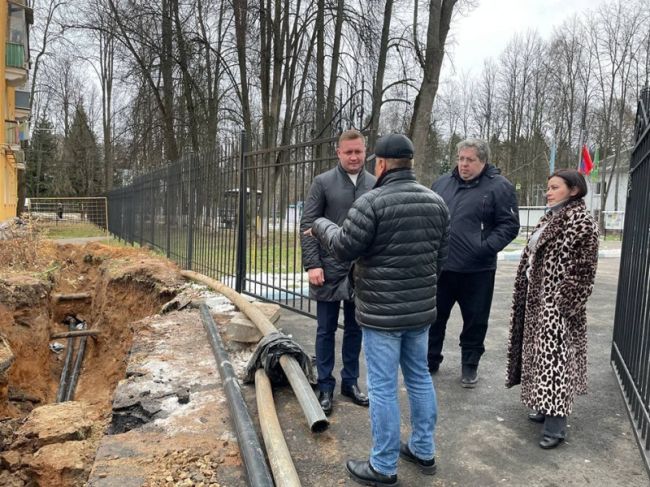 В Пушкинском театре была проложена противопожарная магистраль.  Фото: t.me/ZHDAN_MA 
Автор: Максим Рассказчиков ..