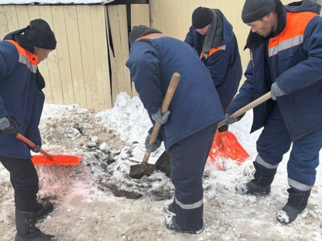 В Красноармейске снова установили на место приоткрытый канализационный люк.  Фото: МБУ «Городское..