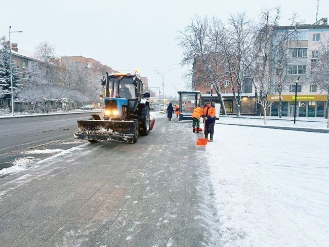 Более 400 человек занимаются очисткой улиц и дворов в Пушкинском округе.  Фото: Ольга Шеметова 
Автор: Максим..