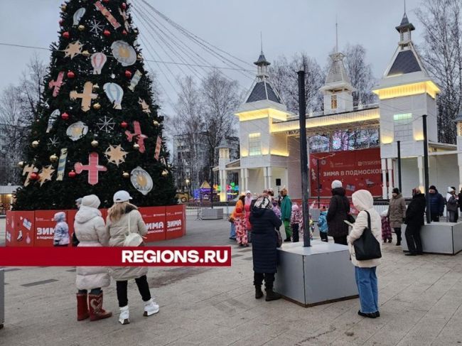 Кот, лиса и заяц пригласили детей погулять на улице в Пушкино.  Кот, лиса и заяц пригласили детей гулять на..