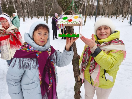 🦅 Расписные кормушки для птиц установили в парке Мира в Коломне  В разгар зимнего сезона особенно важно..