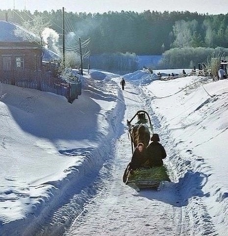 Зима, ты - ребенок, приехавший к бабушке в деревню. Какие тёплые воспоминания, несмотря на студеную зиму..