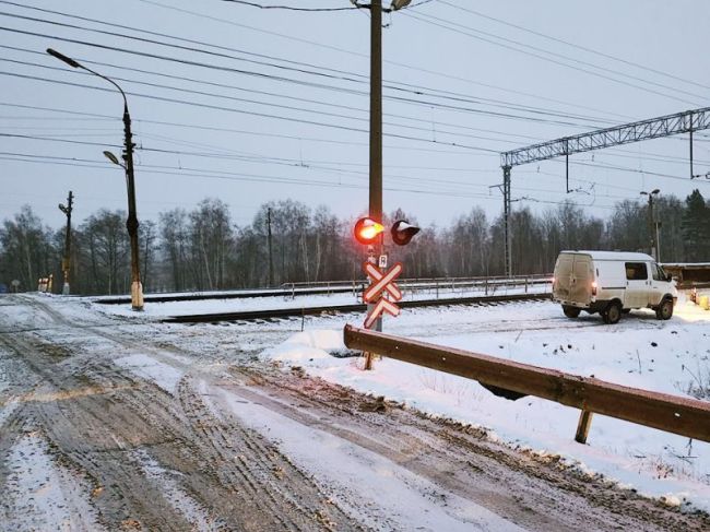 Железнодорожный переезд в деревне Василево будет отремонтирован в четверг.  Фото: МедиаБанк..