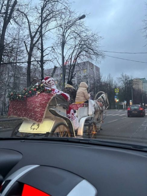 По улицам Москвы уже мчит Дед..