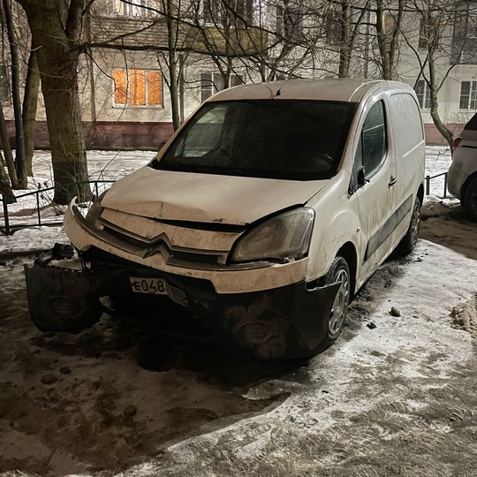 Пункт помощи при ДТП (ПЛК 32/56), своевременно убирайте свой автохлам со двора. Имейте совесть, не надо..