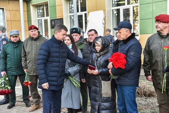 🖤 ВЕЧНАЯ ПАМЯТЬ ГЕРОЮ!
Мемориальную доску участнику СВО Леониду Бровкину открыли в Балашихе. Ее установили..