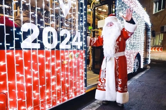 В Химках начал ходить новогодний троллейбус 🚎  Стилизованный транспорт украсили искусственными ёлками и..