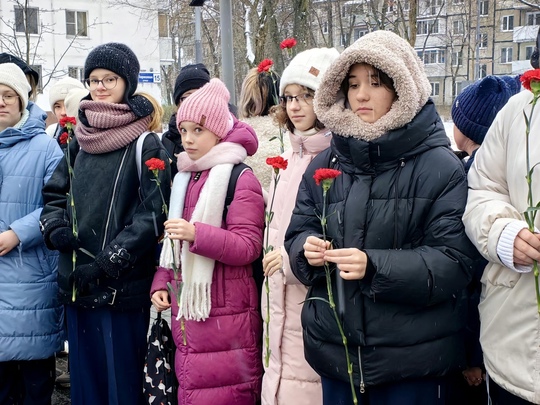 Юные ребята возложили цветы к мемориалу «Слава Героям»  В День Героев Отечества, 9 декабря, ребята из лицея №..